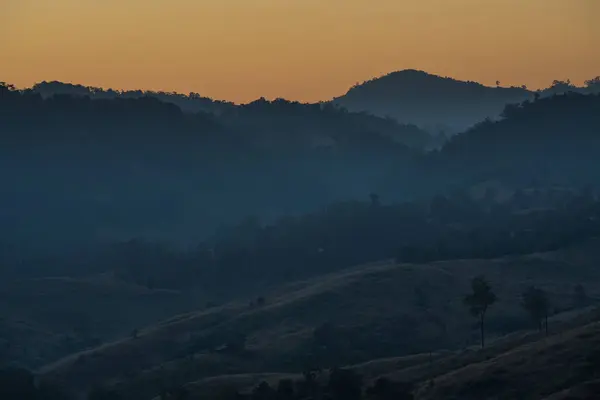 Myanmarr の山の日の出とタイの美しい風景の中 — ストック写真
