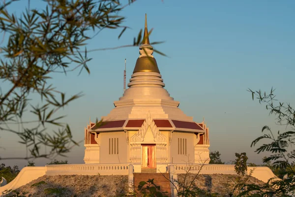 Mae Sot Szélén Egy Hegy Tetején Van Egy Szép Templom — Stock Fotó