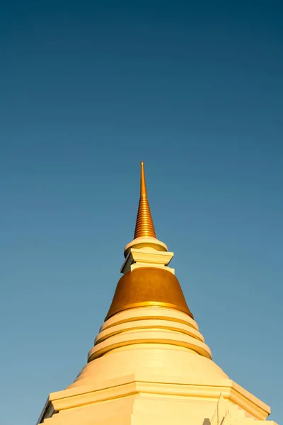 Topo Uma Montanha Borda Mae Sot Belo Templo — Fotografia de Stock