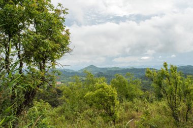 güzel bir bulutlu gökyüzü ile çok sayıda kendi ormanları ile Tayland dağlarda