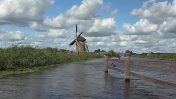 Wodzie Znajduje Się Kilka Wiatraków Kinderdijk Holandii — Wideo stockowe