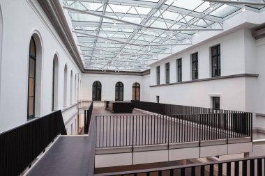 kesin bir koridor ile yeni kitaplığa