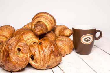 Kuru üzüm ve kruvasan ile bir buttercake puf böreği yapılır