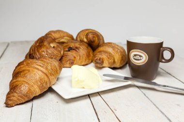 Kuru üzüm ve kruvasan ile bir buttercake puf böreği yapılır