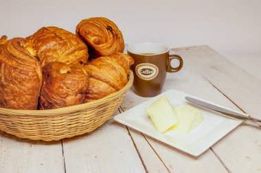 Kuru üzüm ve kruvasan ile bir buttercake puf böreği yapılır