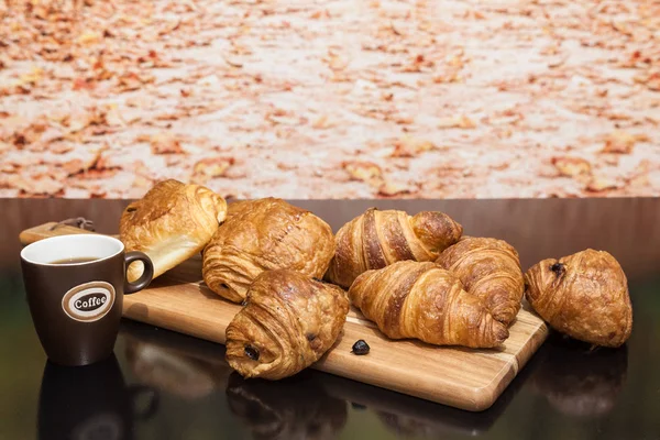 Una Farfalla Con Uvetta Croissant Fatta Pasta Sfoglia — Foto Stock