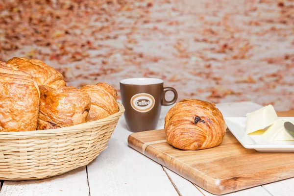 Una Farfalla Con Uvetta Croissant Fatta Pasta Sfoglia — Foto Stock