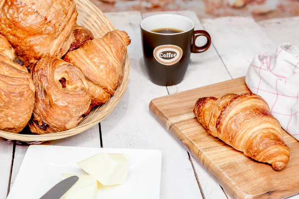 Kuru Üzüm Kruvasan Ile Bir Buttercake Puf Böreği Yapılır — Stok fotoğraf