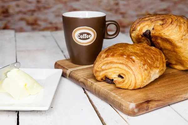 Una Farfalla Con Uvetta Croissant Fatta Pasta Sfoglia — Foto Stock