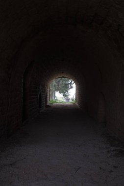 Eski bir kale altında trafiğe kapalı bir eğri tünel var