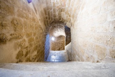 Bu merdiven doğal taş ve sınır bir tünelde