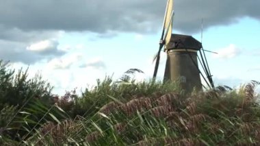 Hollanda 'da Kinderdijk' te birkaç yel değirmeni vardır.