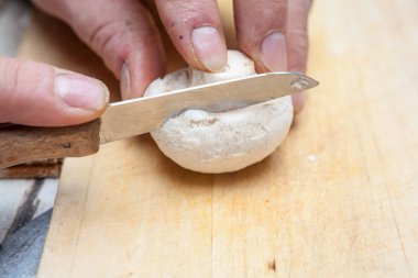 ahşap bir gemide bir mantar patates bıçakla kesme.