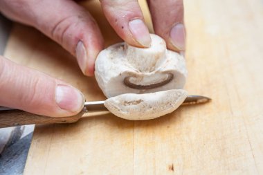 ahşap bir gemide bir mantar patates bıçakla kesme.