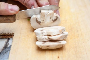 ahşap bir gemide bir mantar patates bıçakla kesme.