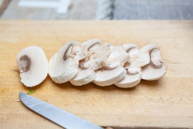 ahşap bir gemide bir mantar patates bıçakla kesme.