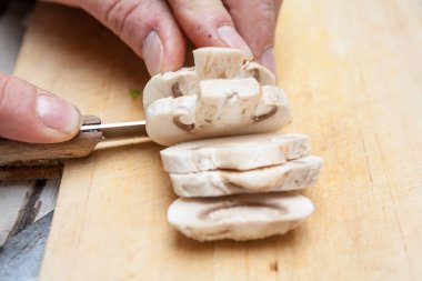 ahşap bir gemide bir mantar patates bıçakla kesme.