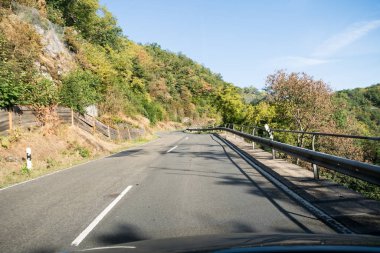 Almanya'da Moselle yanındaki dağda dik bir yol