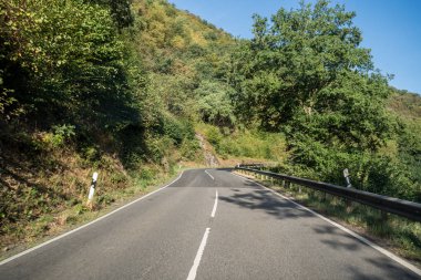 Almanya'da Moselle yanındaki dağda dik bir yol