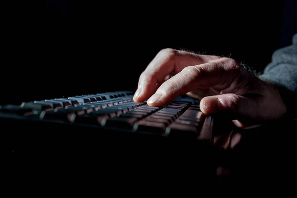 Escribir Informe Con Una Mano Teclado — Foto de Stock