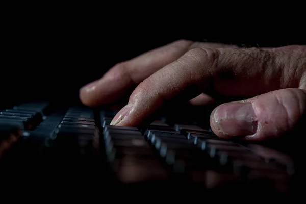 Digitando Report Con Una Mano Una Tastiera — Foto Stock