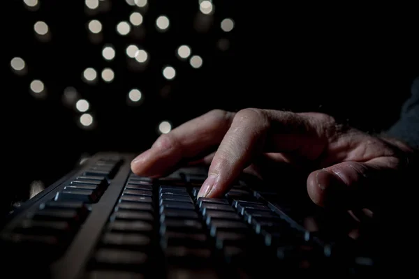 Tippen Eines Berichts Mit Einer Hand Auf Einer Tastatur — Stockfoto