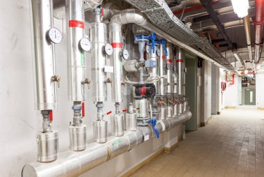 Teknik alanda güçlendiriciler binanın su boruları için vardır