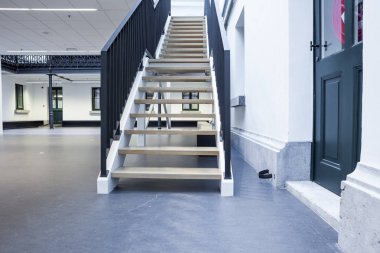 eski bir binada yer alan bu güzel merdiven