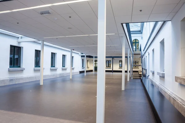 Een Nieuwe Bibliotheek Met Een Afgebakende Corridor — Stockfoto