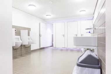 pisuar ve lavabo sadece erkekler için eski bir binada