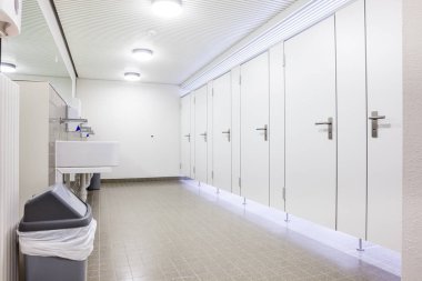 Genel bir binada tuvalet whit lavabo womans vardır