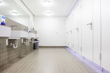 Genel bir binada tuvalet whit lavabo womans vardır