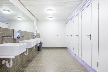 Genel bir binada tuvalet whit lavabo womans vardır