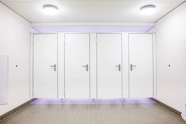 Een Openbaar Gebouw Zijn Dames Toiletten Whit Witte Deuren — Stockfoto