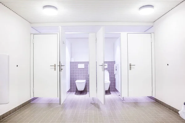 Einem Öffentlichen Gebäude Gibt Damentoiletten Mit Weißen Türen — Stockfoto