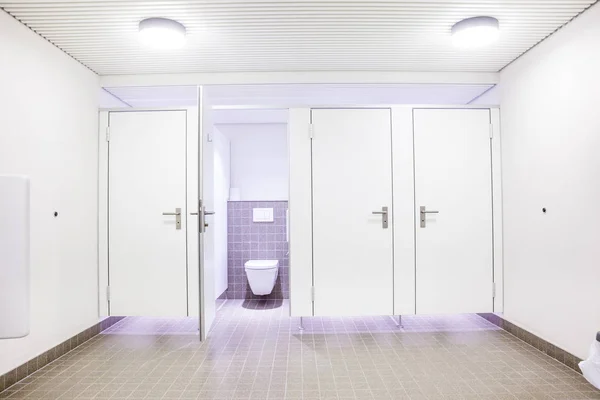 Edificio Pubblico Sono Donne Servizi Igienici Con Porte Bianche — Foto Stock