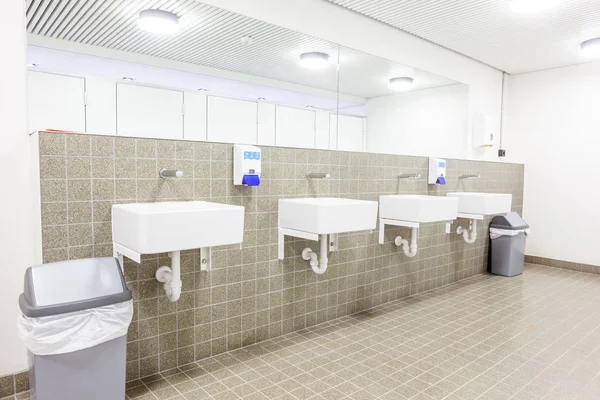 Umumi Bir Tuvalette Beyaz Bir Lavabonun Duvarında Asılı Duruyor — Stok fotoğraf