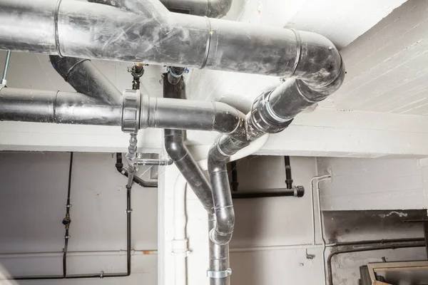 坚固的管道聚乙烯排水管 用于地下室的厕所 — 图库照片