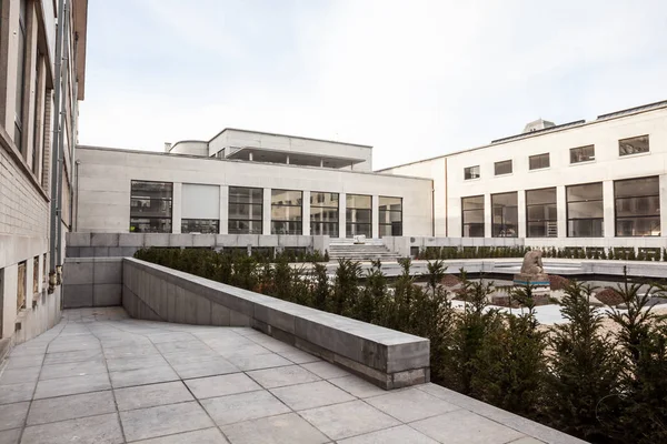 Centro Ciudad Hay Gran Edificio Con Patio Interior Con Estanque — Foto de Stock