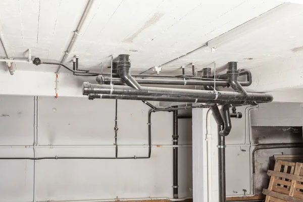 坚固的管道聚乙烯排水管 用于地下室的厕所 — 图库照片