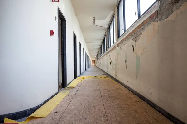 古い建物の長い廊下の改修中 — ストック写真