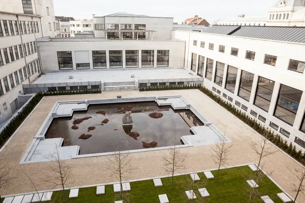 Middle City Large Building Inner Courtyard Pond — Stock Photo, Image