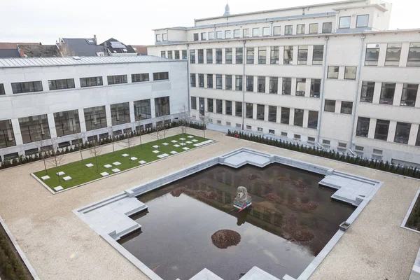 Centro Ciudad Hay Gran Edificio Con Patio Interior Con Estanque — Foto de Stock