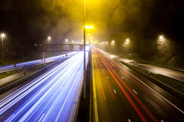 Podczas Wieczoru Ruchliwej Autostrady Migawki Można Uzyskać Lekkie Paski — Zdjęcie stockowe