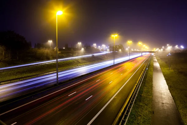 Durante Noche Una Autopista Concurrida Con Velocidad Obturación Lenta Obtiene — Foto de Stock