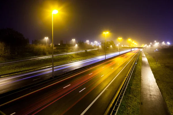 Durante Noche Una Autopista Concurrida Con Velocidad Obturación Lenta Obtiene — Foto de Stock