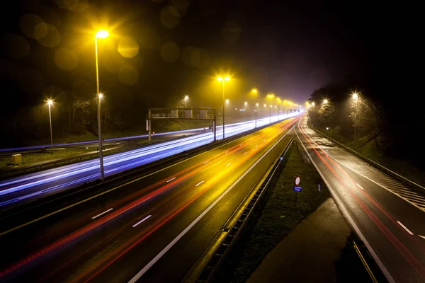 Pendant Soirée Sur Une Autoroute Animée Avec Une Vitesse Obturation — Photo