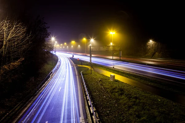 Durante Noche Una Autopista Concurrida Con Velocidad Obturación Lenta Obtiene — Foto de Stock