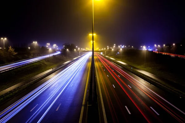 Pendant Soirée Sur Une Autoroute Animée Avec Une Vitesse Obturation — Photo