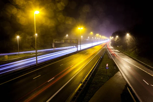 晚上在繁忙的高速公路上 快门速度缓慢 你会得到光条纹 — 图库照片